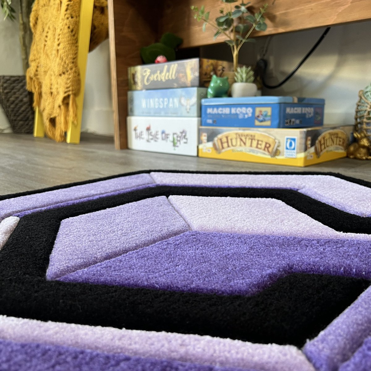 I finally made a GameCube rug!! I’m quite happy with colors and the finishing on this one 💜👾🎮🖤