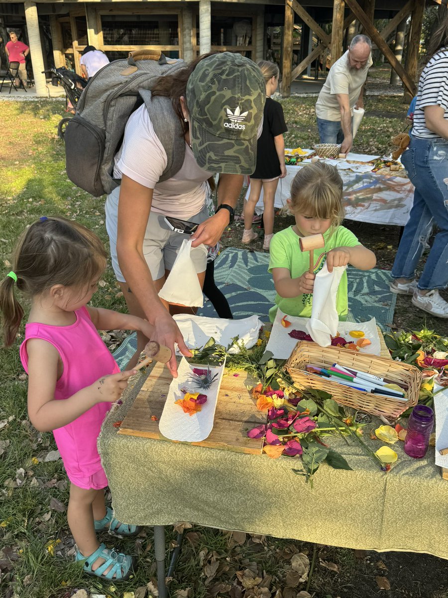 Fort building, bird watching, mud painting, flower transfer flags, scavenger hunts and so much more ! These families had a BLAST at Nature Play Festival! #RemakeDays  #SuncoastRemakeDays  @RemakeDays @SuncoastCGLR @ThePattersonFdn