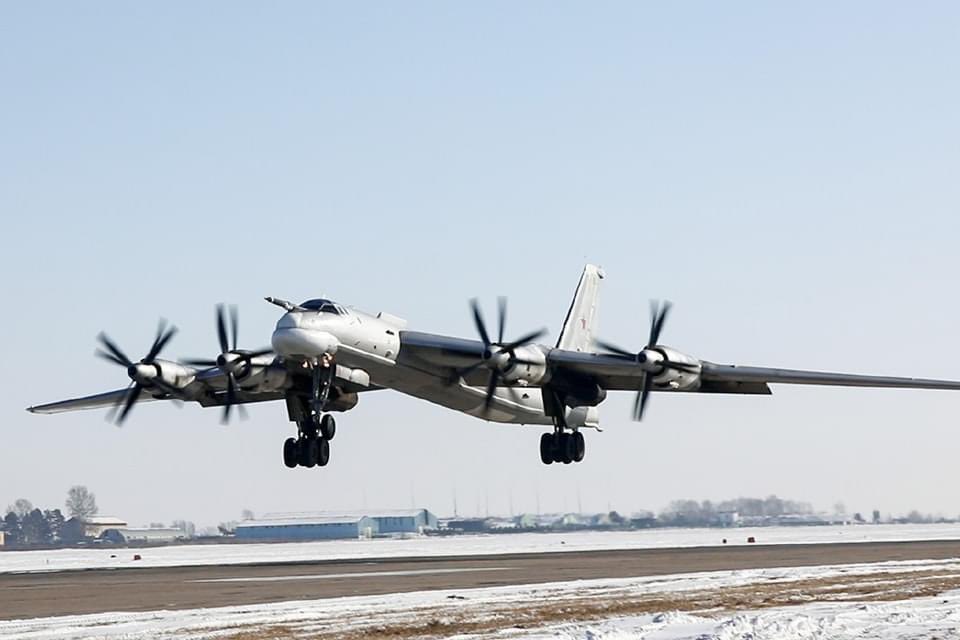 🚨Update: 7x Tu-95 heavy bombers are now airborne in the west of Russia. Bombers are moving to launch positions to attack Ukraine!!