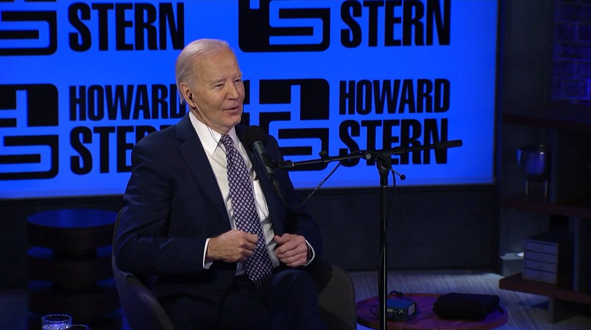 Who else just loves it that the day after it was revealed the NYT is deliberately planting negative stories because he won't interview with them, @POTUS @JoeBiden does an hour-long interview with Howard Stern? Savage Dark Brandon.