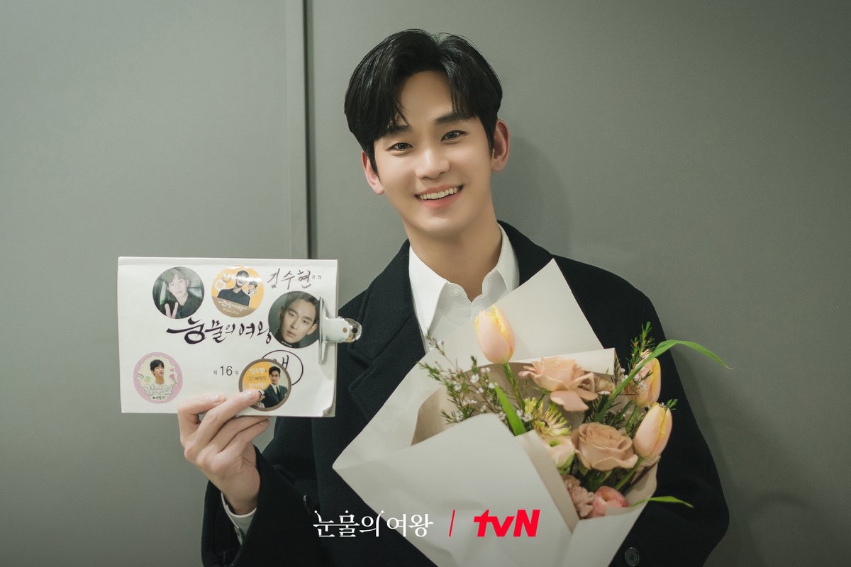 CJnDrama's tweet photo. 어느덧 종영 D-DAY!
마지막까지 해인이를 위해 발로 뛰는 현우,
폭주하는 은성과 수철&amp;다혜 부부의 변화까지!

시청자 여러분 덕분에 행복했던 눈여즈와
오늘 밤도 끝까지 함께 해요💛

4/28(일) 밤 9:10 최종화 | tvN
#눈물의여왕 #QueenofTears
#tvN #tvN에서봐 #스트리밍은TVING https://t.co/mpR8MC1f85
