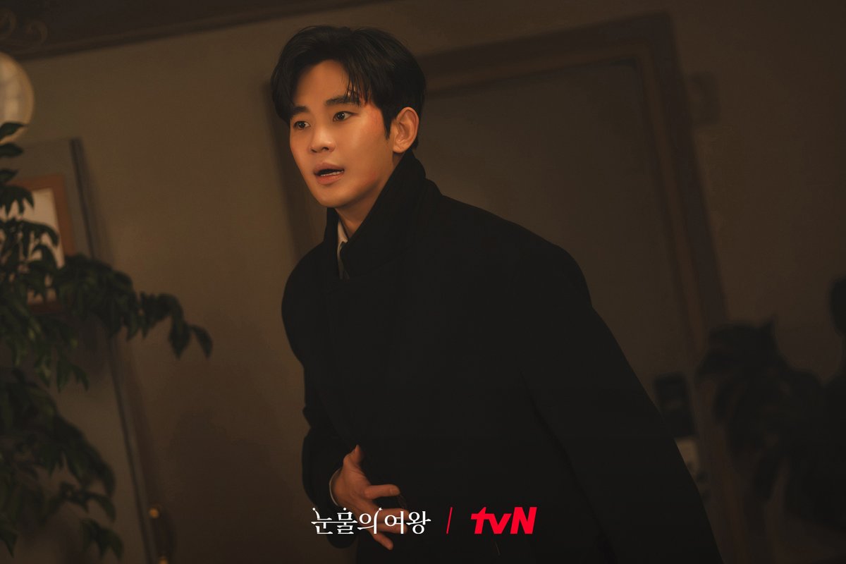 CJnDrama's tweet photo. 어느덧 종영 D-DAY!
마지막까지 해인이를 위해 발로 뛰는 현우,
폭주하는 은성과 수철&amp;다혜 부부의 변화까지!

시청자 여러분 덕분에 행복했던 눈여즈와
오늘 밤도 끝까지 함께 해요💛

4/28(일) 밤 9:10 최종화 | tvN
#눈물의여왕 #QueenofTears
#tvN #tvN에서봐 #스트리밍은TVING https://t.co/mpR8MC1f85