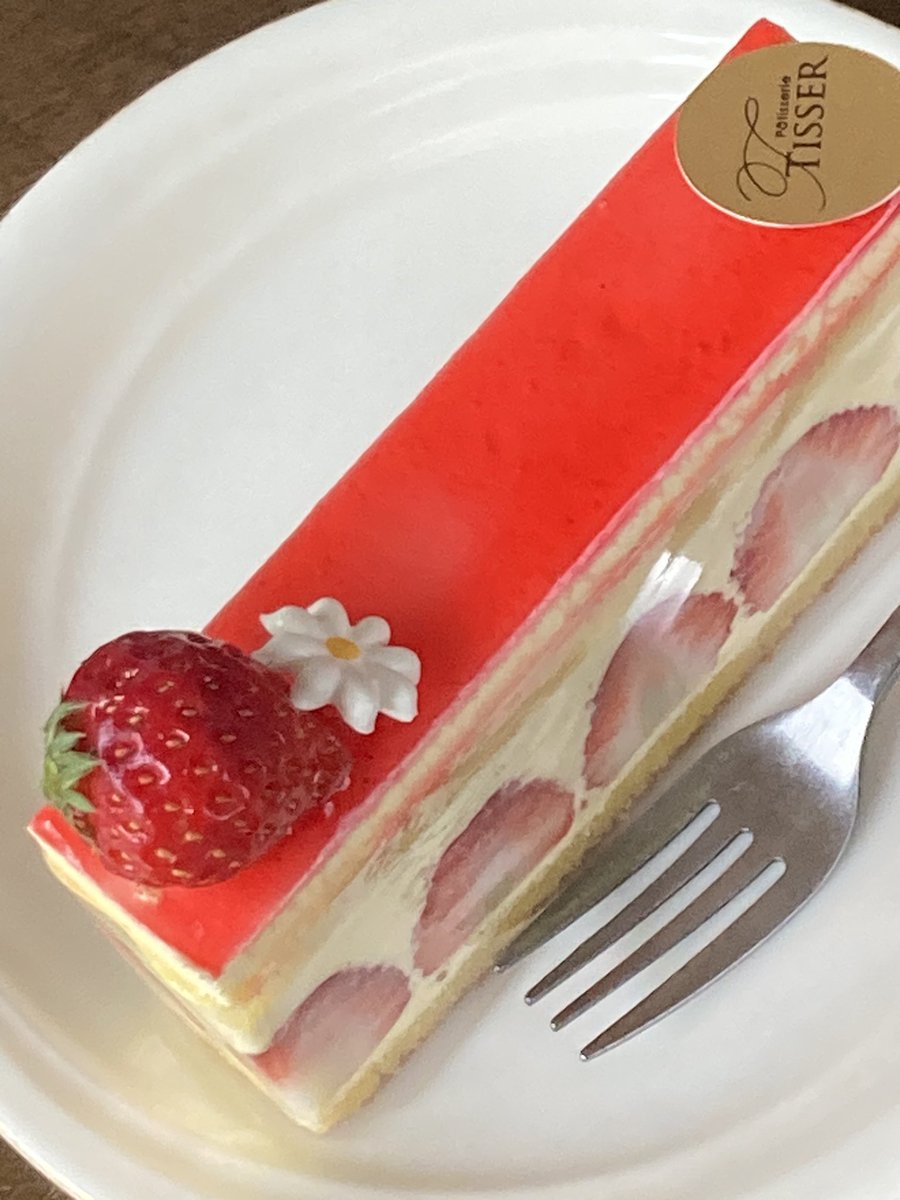 matsuddo_akemi's tweet photo. 花と赤が効いてる🟥　

可愛いケーキをいただきました✨✨✨
#ごほうびごほうび https://t.co/xFAZbPvhiS