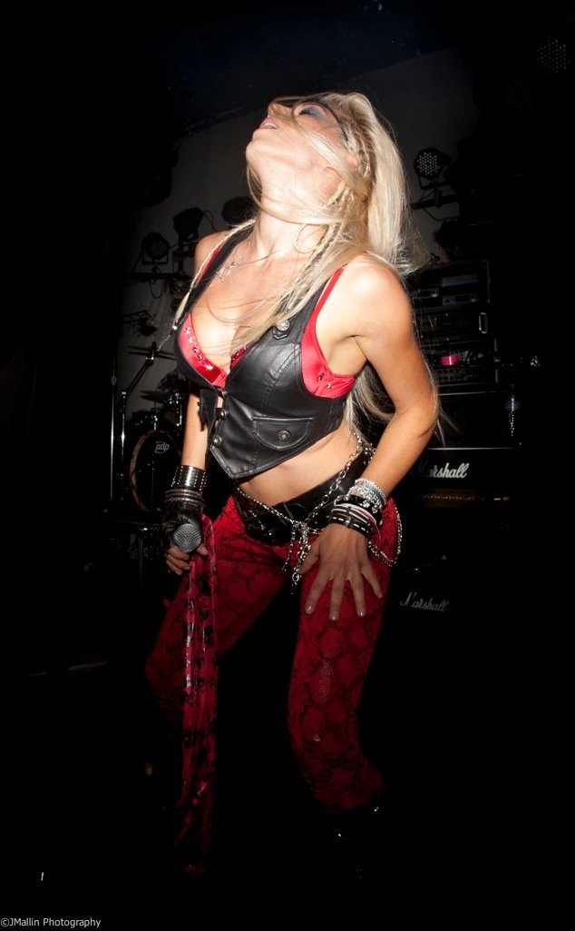 Metal beauty!

Lariyah Daniels - Havron / Khaotica.

#womenofmetal #metalbeauties