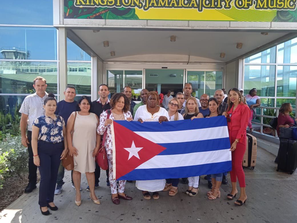 Se reciben a nuevos colaboradores que se integran a la Brigada Médica Cubana en Jamaica, les damos la bienvenida y éxitos en su nueva tarea. Saludamos el Día Internacional de los trabajadores, el 1ro de Mayo. #Cuba #CubaCoopera #CubaPorLaVida #UnidosXCuba #PorCubaJuntosCreamos