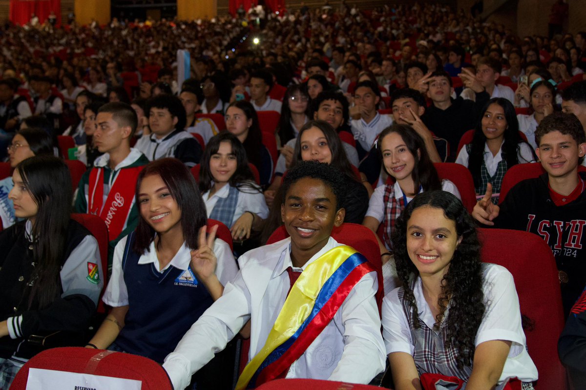 Posesionamos a 1300 estudiantes en el gobierno escolar. 🙌🏻 Estamos promoviendo la democracia desde las aulas. 📚🗳️