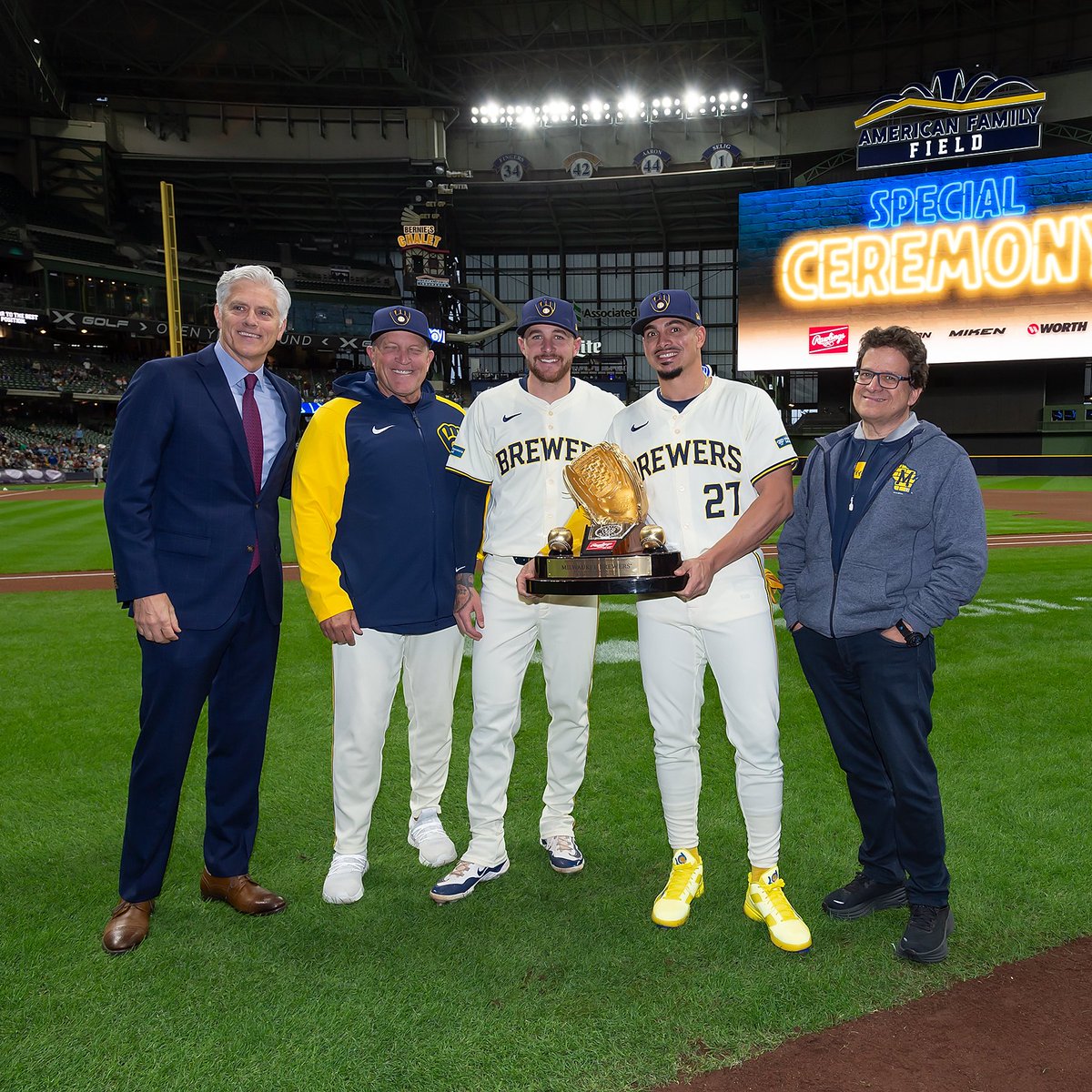 Put some GOLD on our name 🏆 Your Milwaukee Brewers are the reigning @RawlingsSports Team Gold Glove Award winners