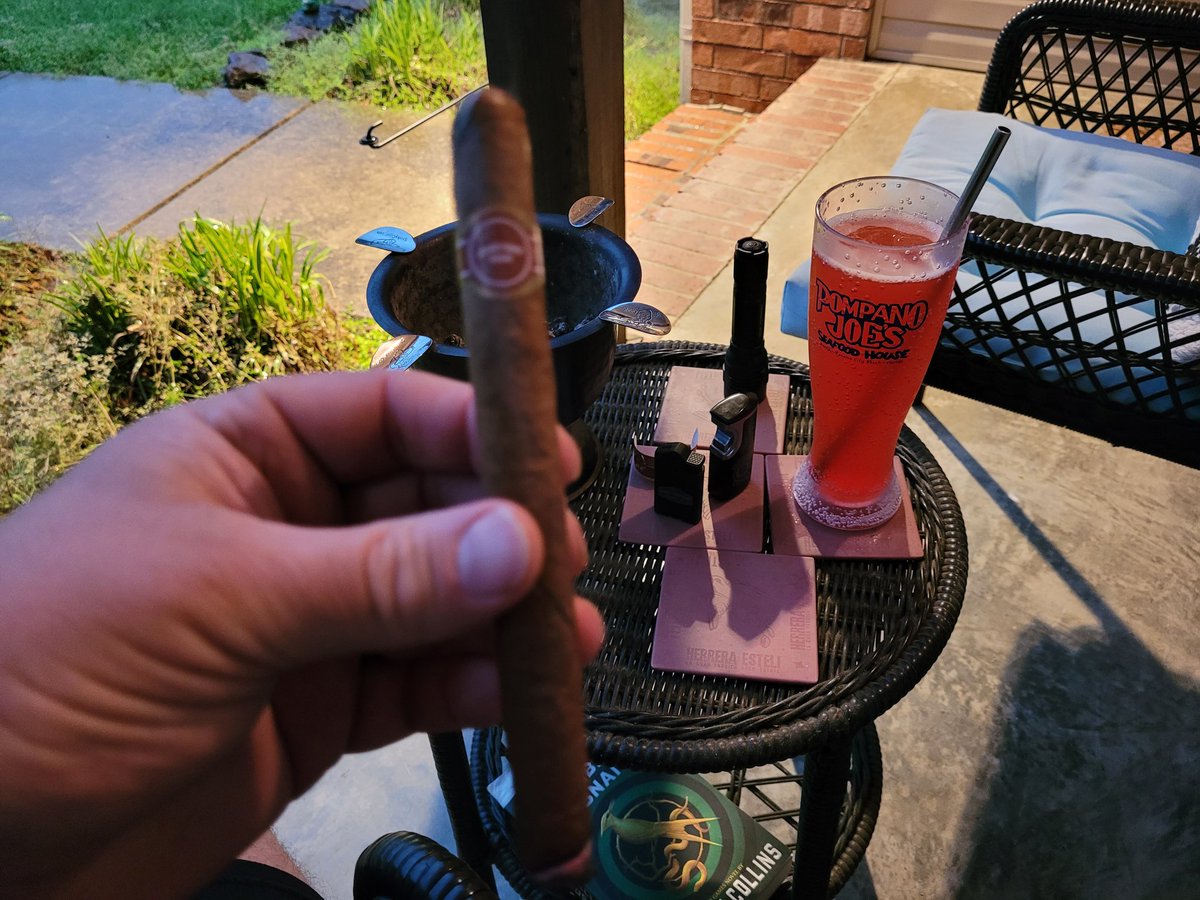 Getting a little rowdy out, but still enjoying an @AFuenteCigars Curly Head Deluxe and some 'fruit punch'. 😳💨🍹⛈️
#FuenteFriday