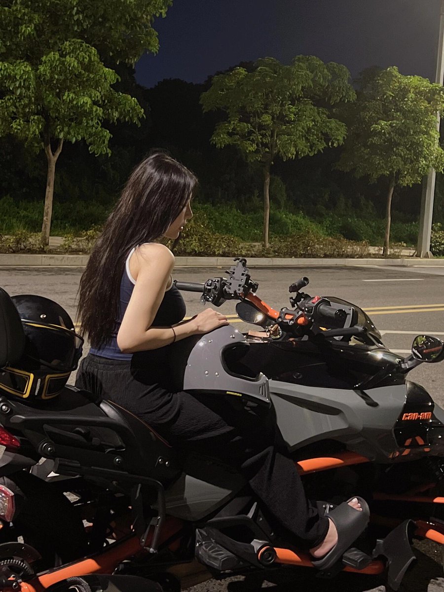 私のスリッパは気にしないでくださいね。🥾
私はただ風に当たって、ついでに2枚の美しい写真を併べます。🏎️✨