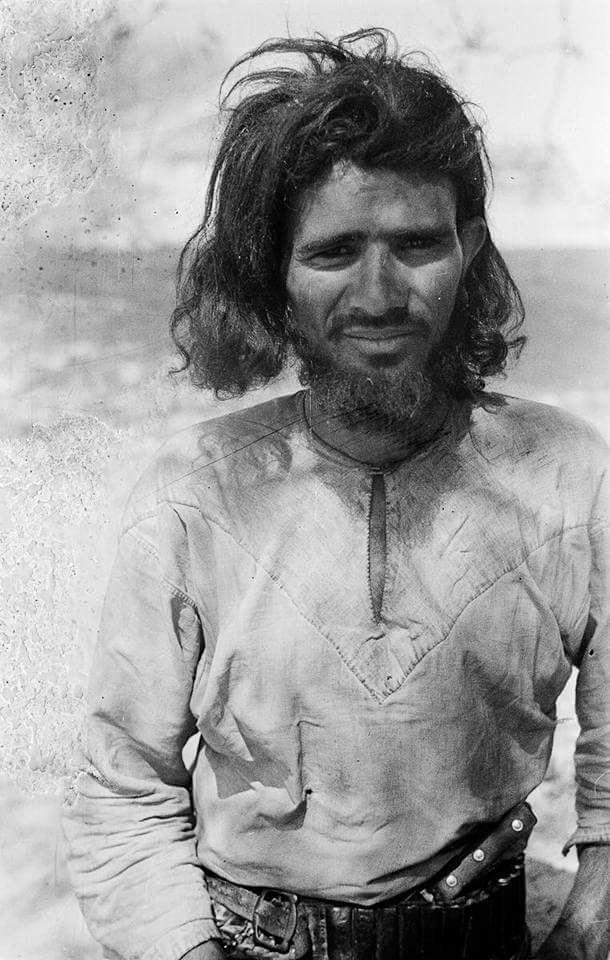 صور لشاب وشيبة من بدو قبيلة المهرة عام 1945م
From the Bedouins of Mahra - Bedouins of Yemen 1945