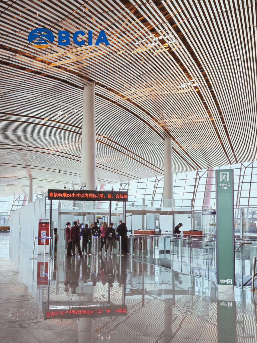 PEKAirport's tweet photo. At #BeijingCapitalAirport, a dedicated transfer channel caters to passengers with layovers under 24 hours. Look for directional signage or ask our friendly staff nearby for assistance. Your seamless journey is our priority! #PEKGuide https://t.co/J0E89uwpLo