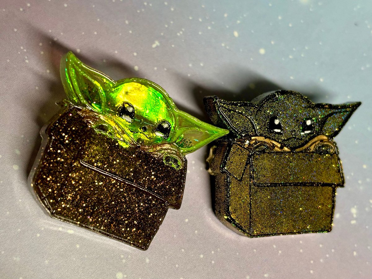 Available now: just in time for May 4th Green Baby Brooches. Inspired by the adorable Baby Yoda. Holographic and glittery eye catching pins.
🛍️- yettsy.etsy.com/listing/170712…
🛍️- Yettsy.etsy.com
#starwarsday #maythe4thbewithyou #grogupin #babyyodabrooch #starwarsstyle #starwars