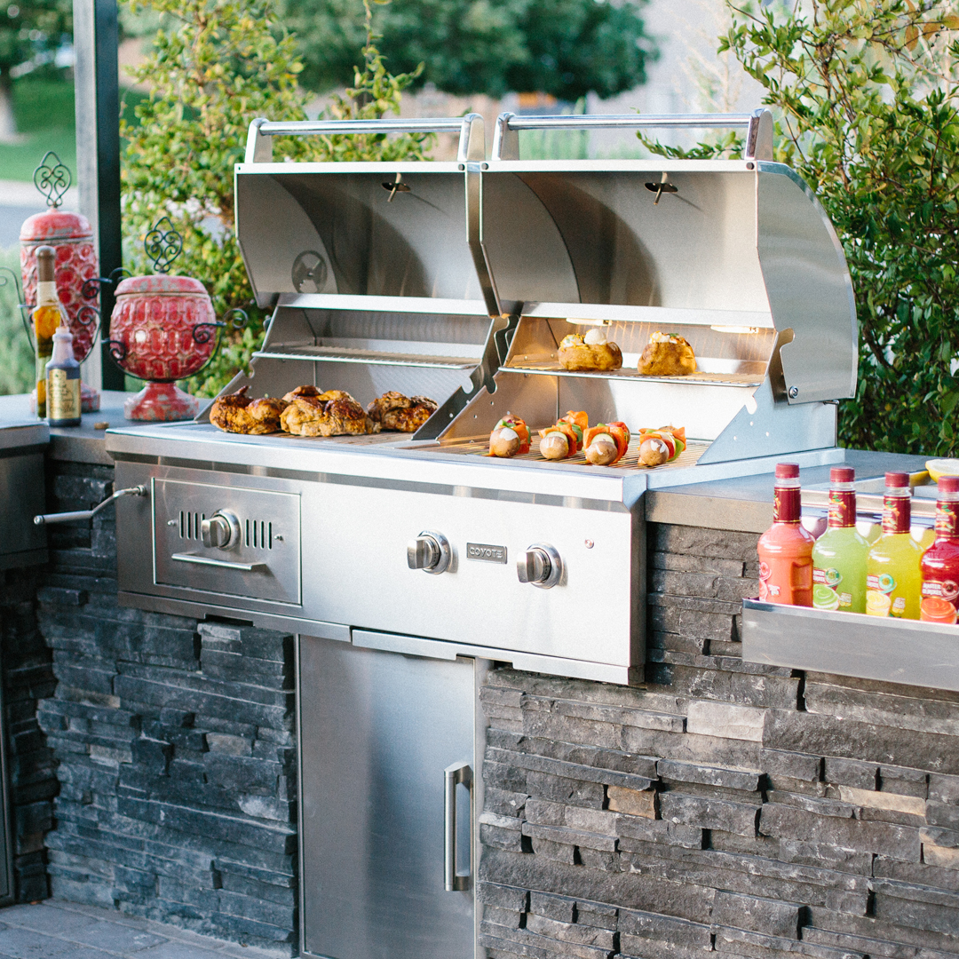 Turn your backyard into the stage for memorable experiences with the #Coyote hybrid grill.

Cutting-edge design, versatility, and power come together to create culinary masterpieces i.mtr.cool/chjzoaowlk

#hybridgrill #gasgrill #charcoalgrill