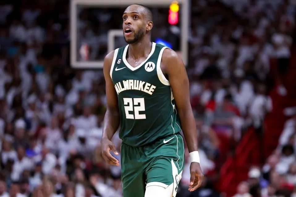 Khris Middleton today: 42 points 10 rebounds 5 assists