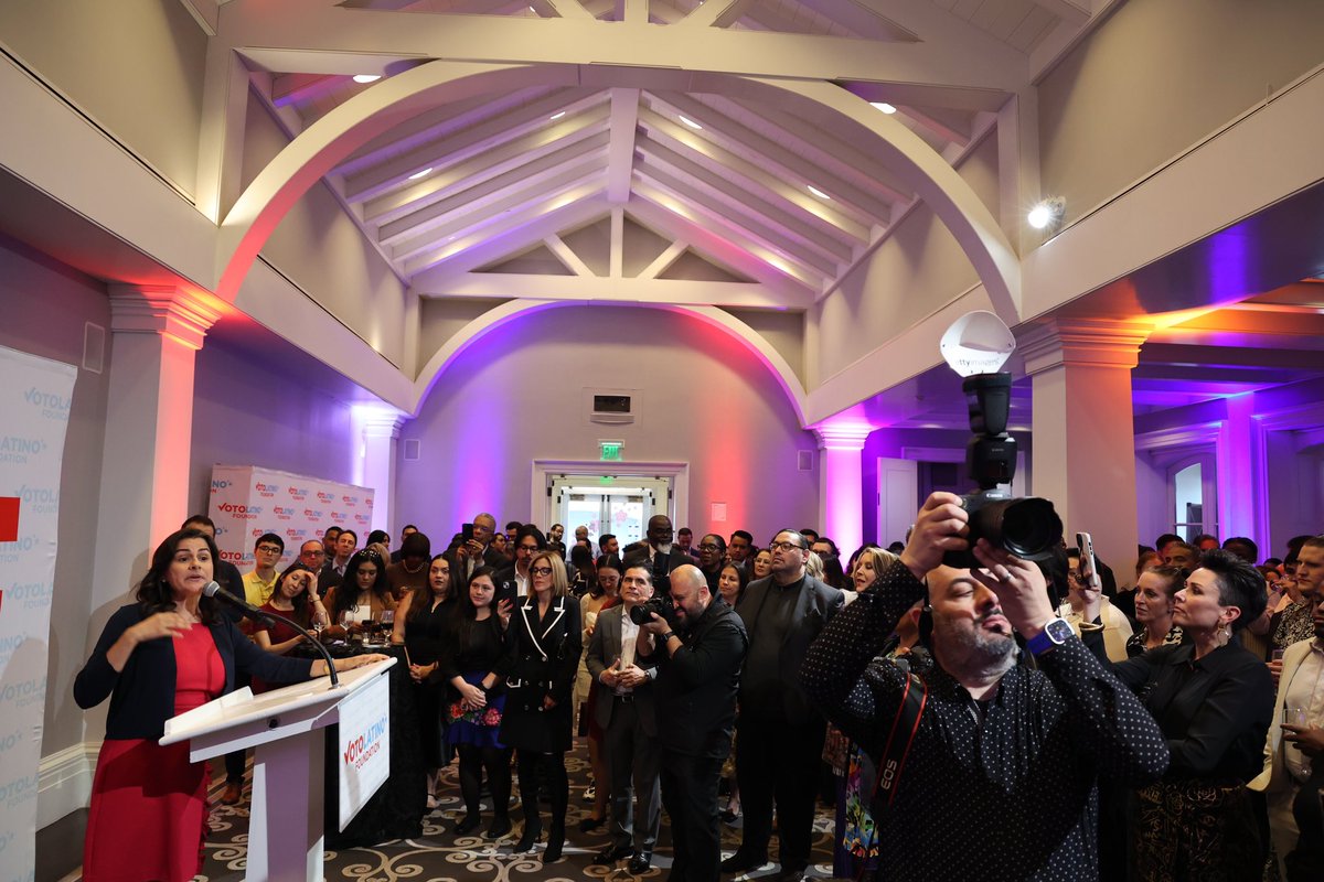 Chair @RepBarragan was honored to give remarks at this years 16th Annual @votolatino “Our Voices: Celebrating Diversity in Media” #WHCD Reception! Latinos continue to be underrepresented even as our numbers & influence grow. It is critical that Latino voices & perspectives are…