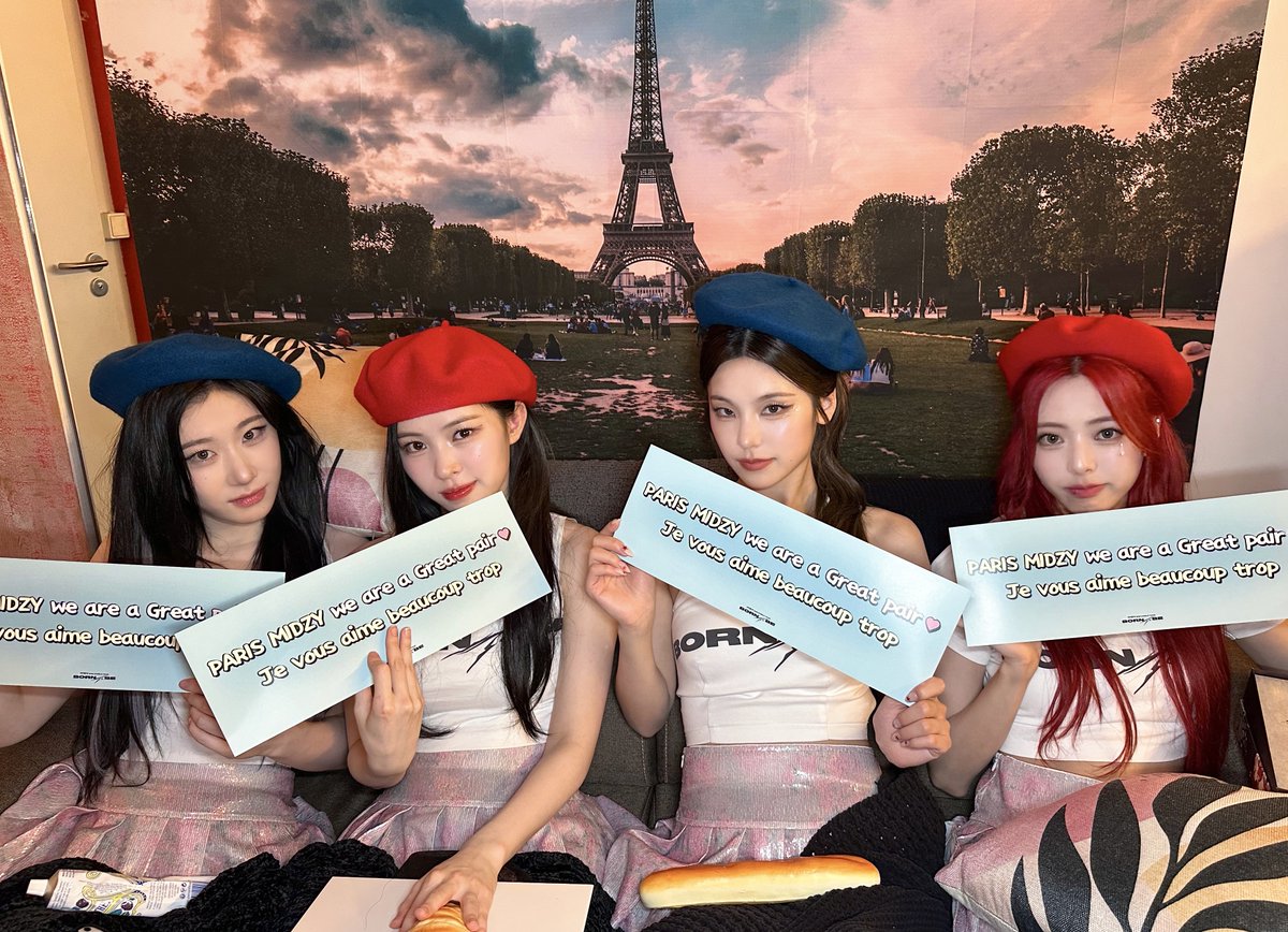 ITZY 2ND WORLD TOUR <BORN TO BE> in #PARIS PARIS MIDZY we are a Great pair💗 Je vous aime beaucoup trop #ITZY #MIDZY @ITZYofficial #ITZY_BORNTOBE #ITZY_WORLD_TOUR