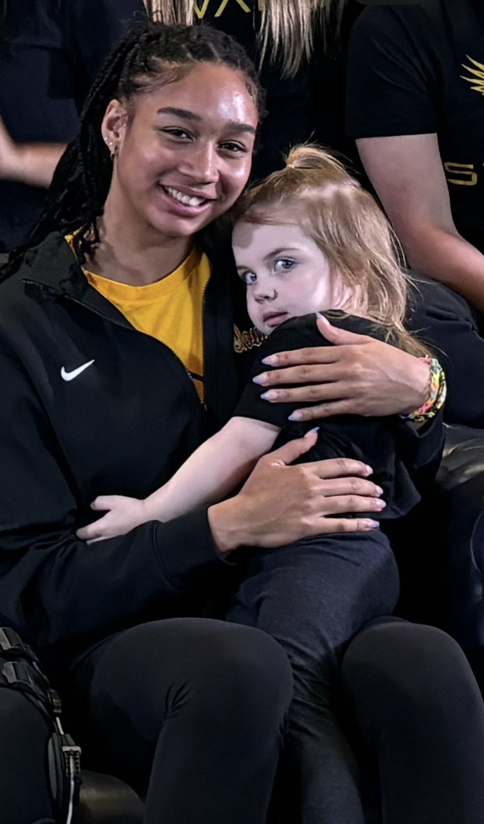 SydneyShreck's tweet photo. there’s nothing better than having Hannah yell miaaa as we were at the front of the line and Mia running to give her the biggest hug! 🥹 
The biggest Hannah fan 🫶🏼 @StuelkeHannah @JoMommaMantz https://t.co/Q3RfyRfBaz