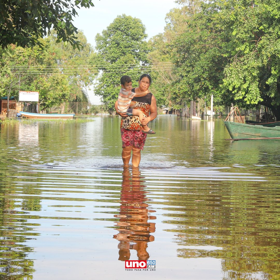 Peña visitó a las familias afectadas por inundaciones en Misiones ➡️El presidente de la República, Santiago Peña, visitó este viernes a las familias afectadas por las inundaciones en el distrito de Villa Florida, departamento de Misiones, que están asistidas por organismos del…