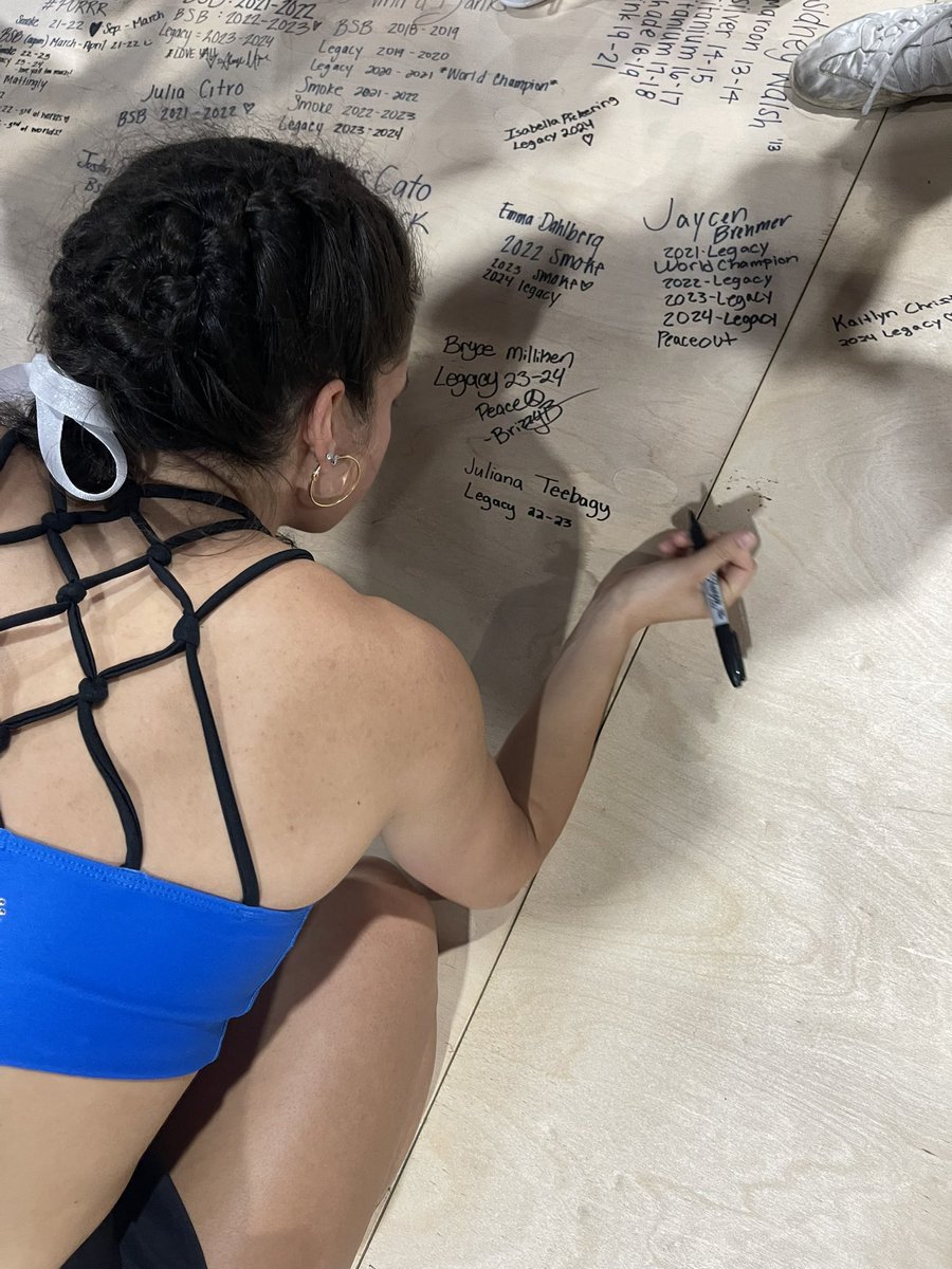 Julianat15_'s tweet photo. Happy Worlds Eve!!🌎💙
#legacy #balegacy #legday https://t.co/9BemYKOZEL