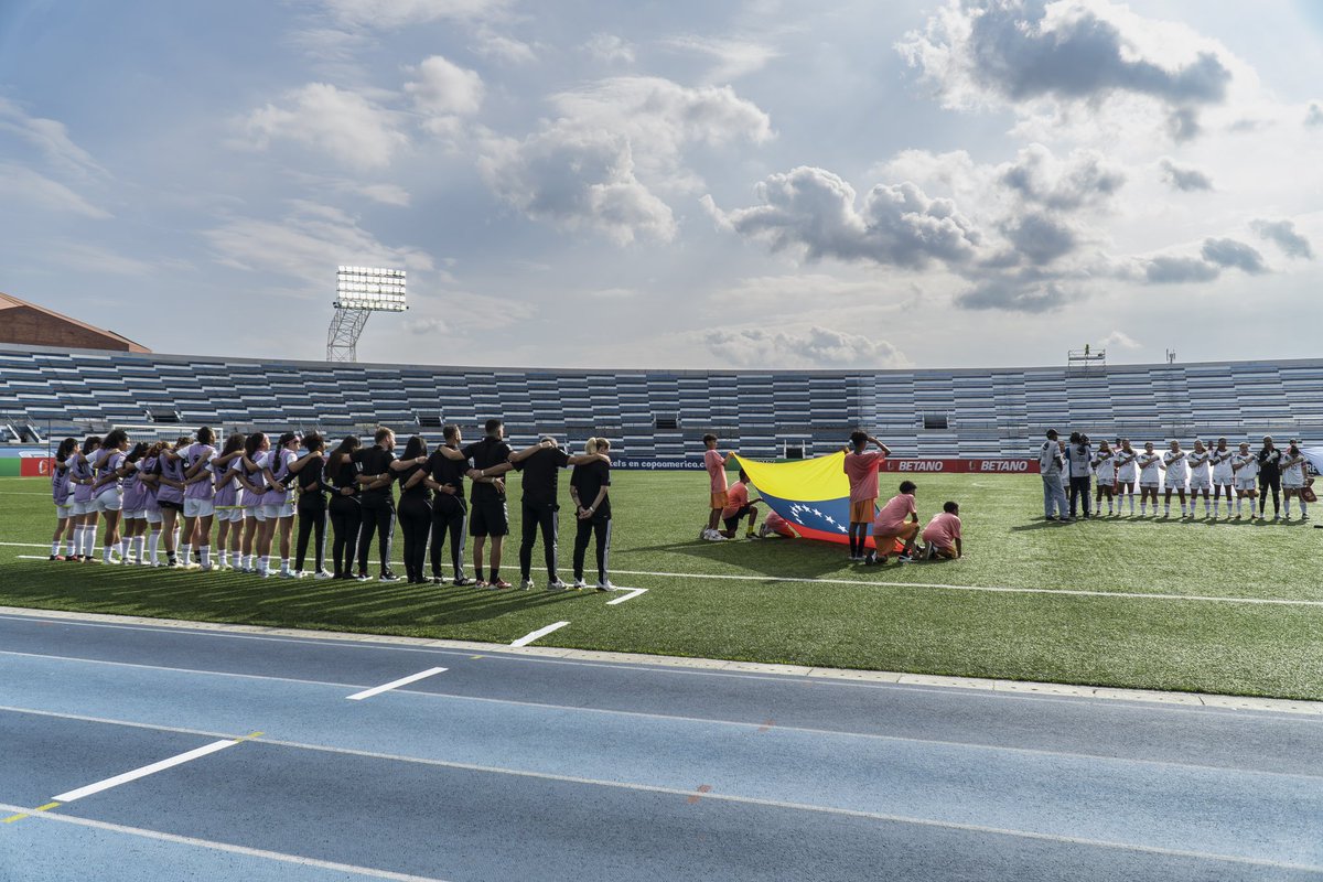 Juntos 🫂, contra toda adversidad y el tricolor por delante, seguiremos hasta cumplir nuestro objetivo. 🙌🏻🇻🇪 Por nosotros Por nuestra gente Por nuestros colores Por ti y por mi ¡𝑉𝑎𝑚𝑜𝑠, 𝑉𝑖𝑛𝑜𝑡𝑖𝑛𝑡𝑜! 😍🇻🇪 #SiempreVinotinto #VinotintoSub20Femenina