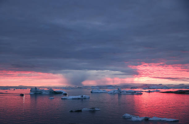 Photographie d'un coucher de soleil à Ilulissat, au Groenland.

4 septembre 2021.

Ce cliché alarmant permet de prendre conscience de l'ampleur de la fonte des glaces dans le cercle polaire arctique.