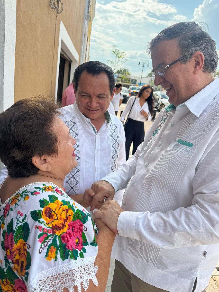 Con Joaquín Díaz Mena fuimos al Manjar Blanco, restaurante maravilloso de comida yucateca . Tuve el privilegio de saludar a Miriam Peraza, chef y maestra que me enseñó a hacer papadzules . Gracias Miriam !!!