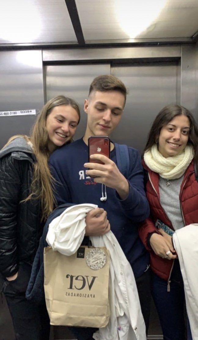 nachifiguerola's tweet photo. Elijan bien con quien se sientan el primer día de facultad porque 5 años después van a estar levantando el título juntos ❤️ https://t.co/t9hNWv1qpE