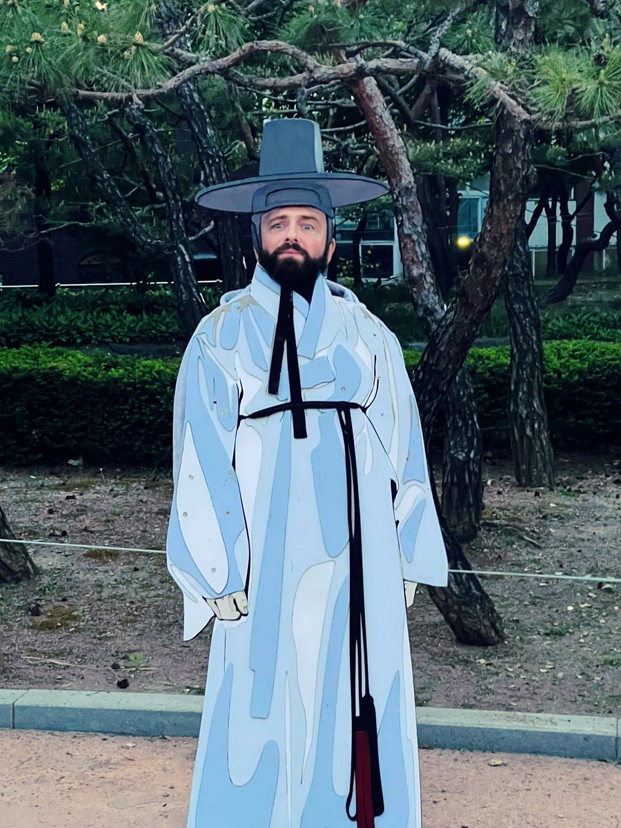 It’s Ch’osan traditional costume, sadly I’m giving it Rabbi vibes