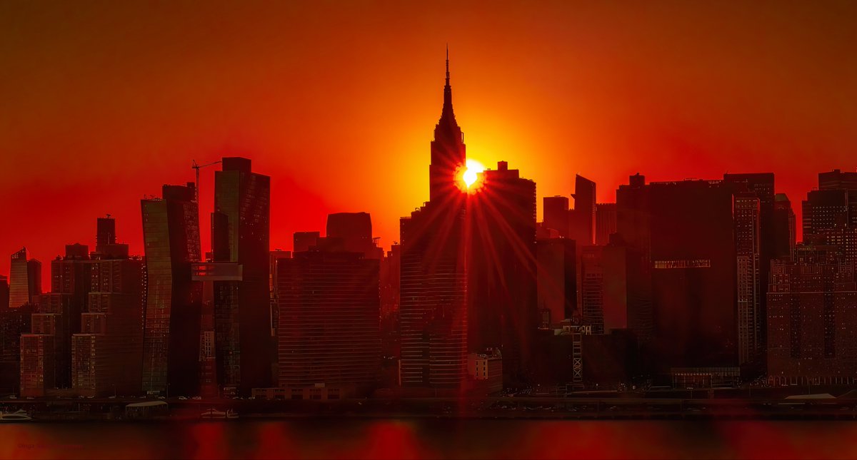 Beautiful starburst #sunset next to the Empire State Building tonight in #NYC. #NewYork #NewYorkCity