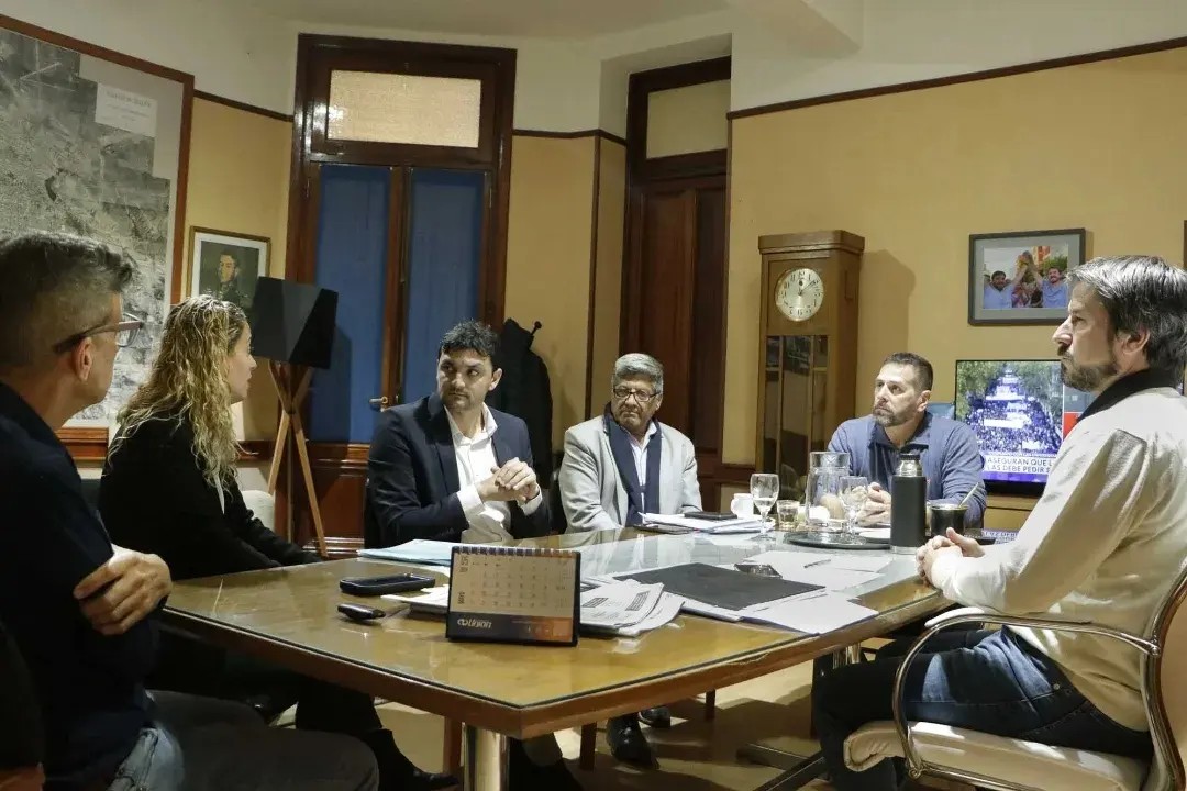 El intendente Gerardo Merino, se reunió hoy con el secretario de Trabajo de Chubut, Nicolás Zárate, para evaluar los distintos programas de capacitación instrumentados por el Gobierno provincial, en red con el Municipio.