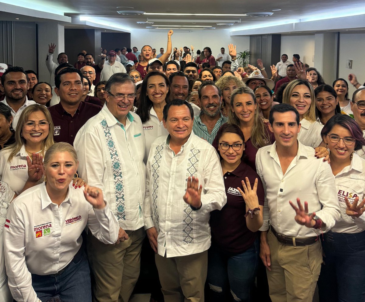 Con ⁦⁦@huachodiazmena⁩ todos los candidatos y estructura de Morena en Yucatán , les felicité por su extraordinaria campaña , vamos ganando !!!