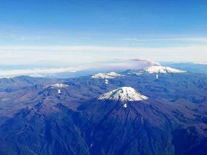 Panorámica Andina, Colombia 

1. Nevado del Ruiz (5321 m s. n. m.).
2. Nevado El Cisne (4636 m s. n. m.).
3. Nevado Santa Isabel (4950 m s. n. m.).
4. Nevado del Tolima (5215 m s. n. m.).

📸 Oscar Alberto Noreña