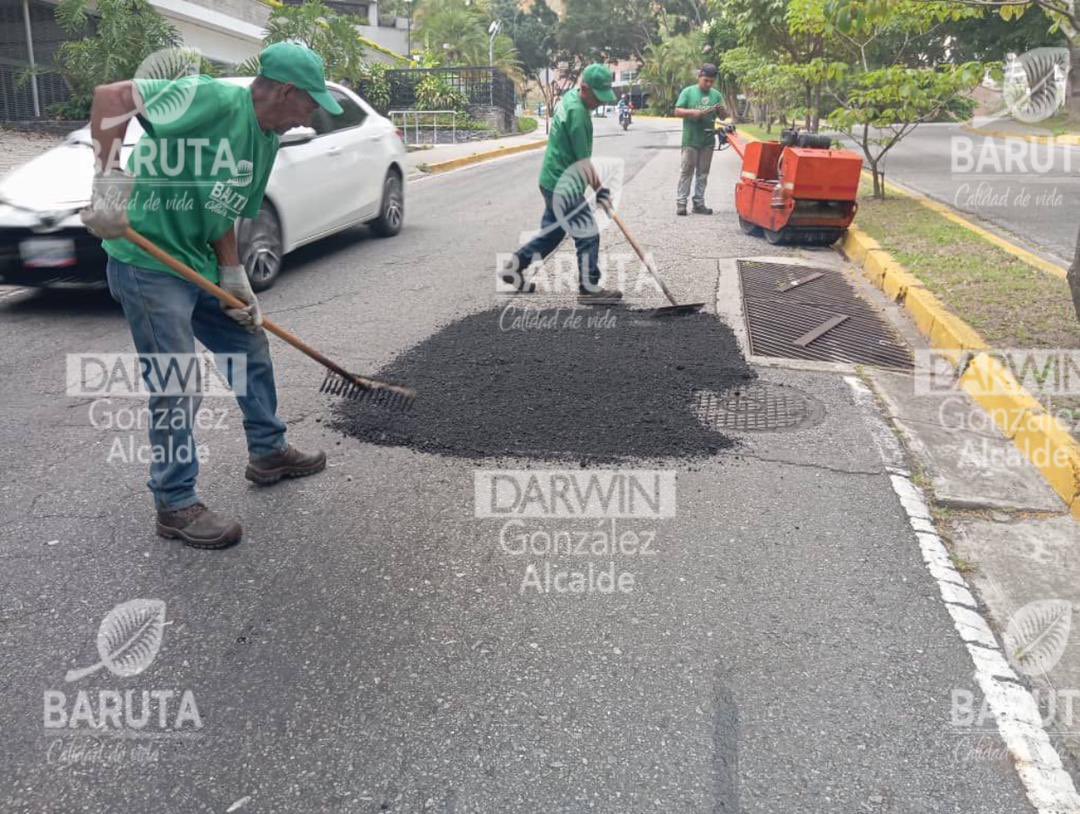 La dirección de infraestructura realizó las siguientes labores: 📍Iniciando con el asfaltado en la Av. Principal de #ColinasdeBelloMonte. 📍Bacheo en #Manzanares y #AltoPrado