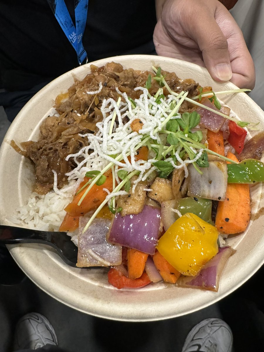 The con food is surprisingly really good! (but not enough for the high prices oof, here’s our $18 beef bulgogi :D haha)