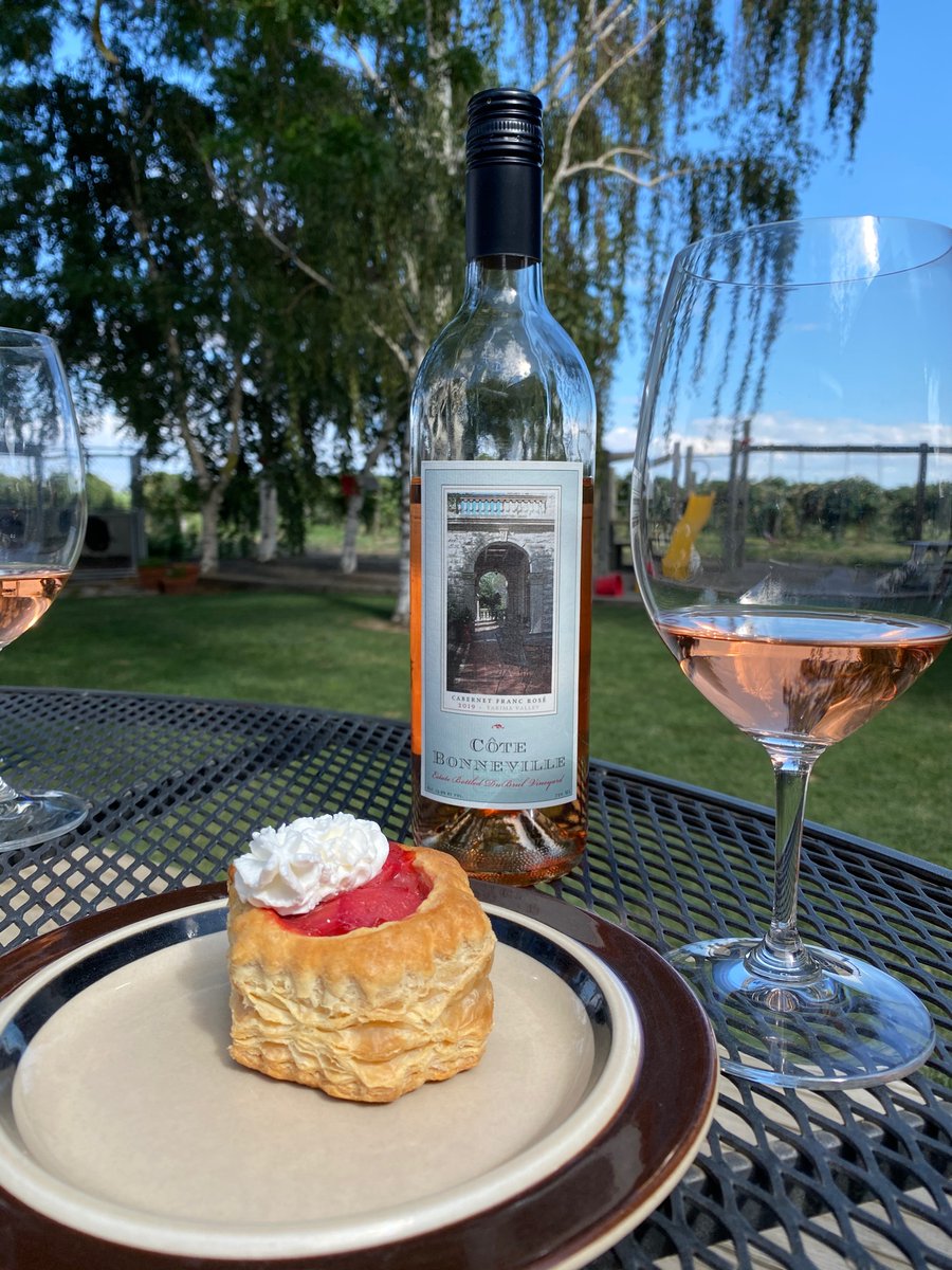 Patio views  😍☀️

We're loving this spring weather!

#Wawine #yakimavalley #spring #winelife