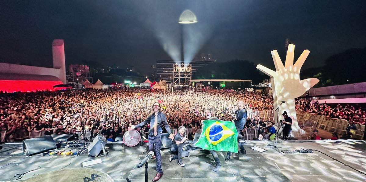 São Paulo BRASIL!!!!! Look at all the amazing people here tonight!!!! ( and a giant hand for some reason🤣🤣🤣). What a BLAST we had!!!! Got to see so many old friends—a really beautiful night in this fabulous city. Obrigado!!!!! We love you all!!!!!♥️♥️♥️♥️♥️