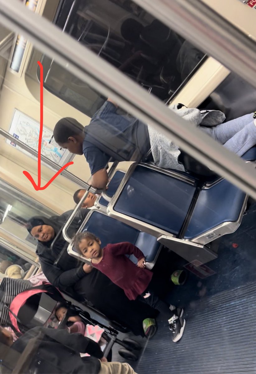 Hi everyone. I haven’t been on twitter in a minute, but I need your help. Today, I witnessed child abuse on the Market Frankford Line in Philadelphia. Philly PD and DHS won’t intervene unless I can provide her name. Please like and retweet and help me identify this woman! 🧵