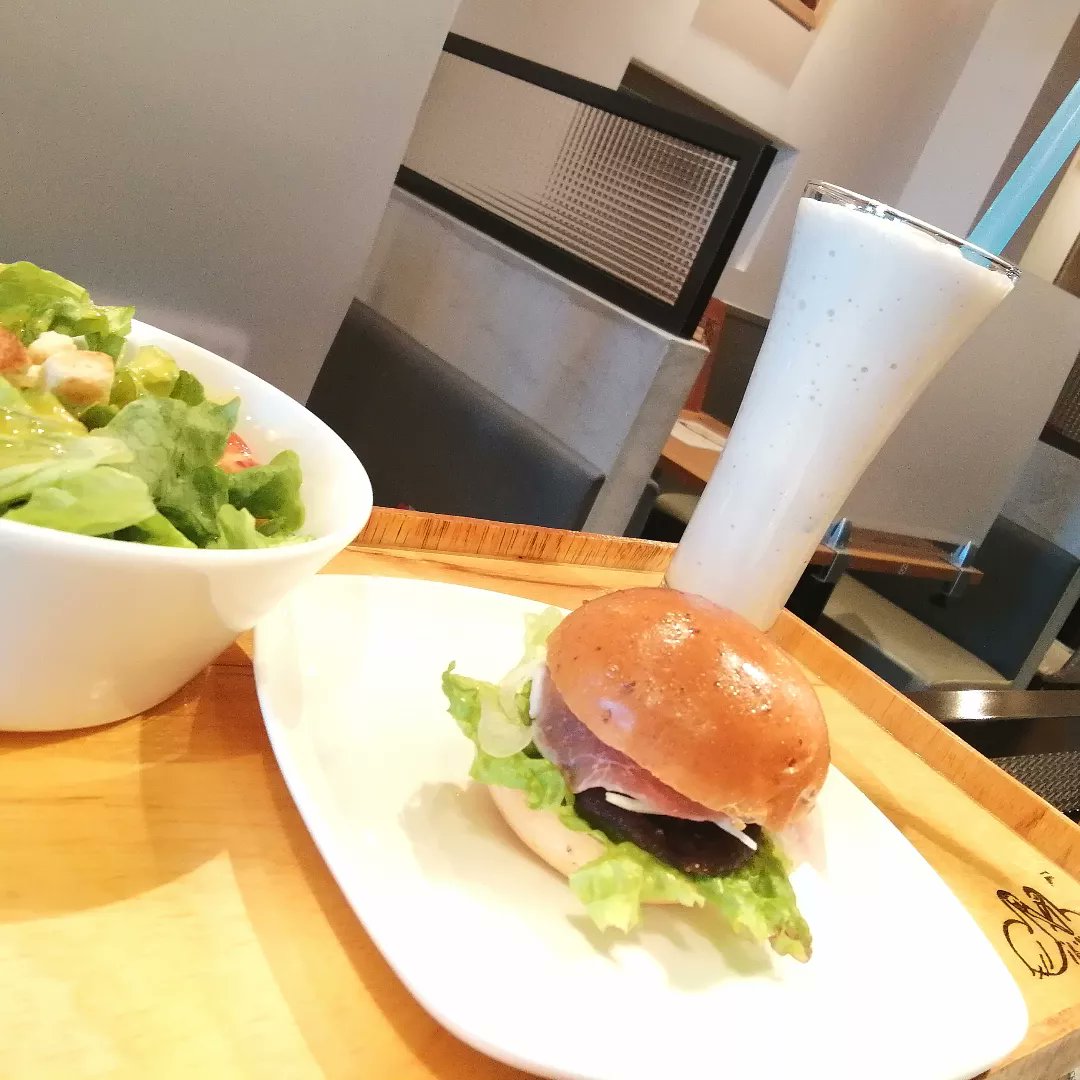 ibiscafe2's tweet photo. こんにちは☀
ibiscafe船岡です🕊

今回は、店内のインテリアをご紹介します。
ゆっくり過ごせる空間でランチやデザートいかがですか？

モーニングは、9:00〜11:00となっております✨
是非ご利用下さい😊

#ibiscafe OPEN 9:00-17:00

#アイビスカフェ #船岡ランチ #船岡カフェ https://t.co/dpusYjGc0V