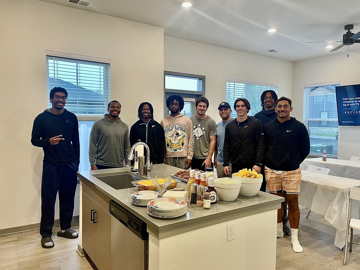 Great time having the guys over before tomorrow’s spring game. Go dawgs! 🐶