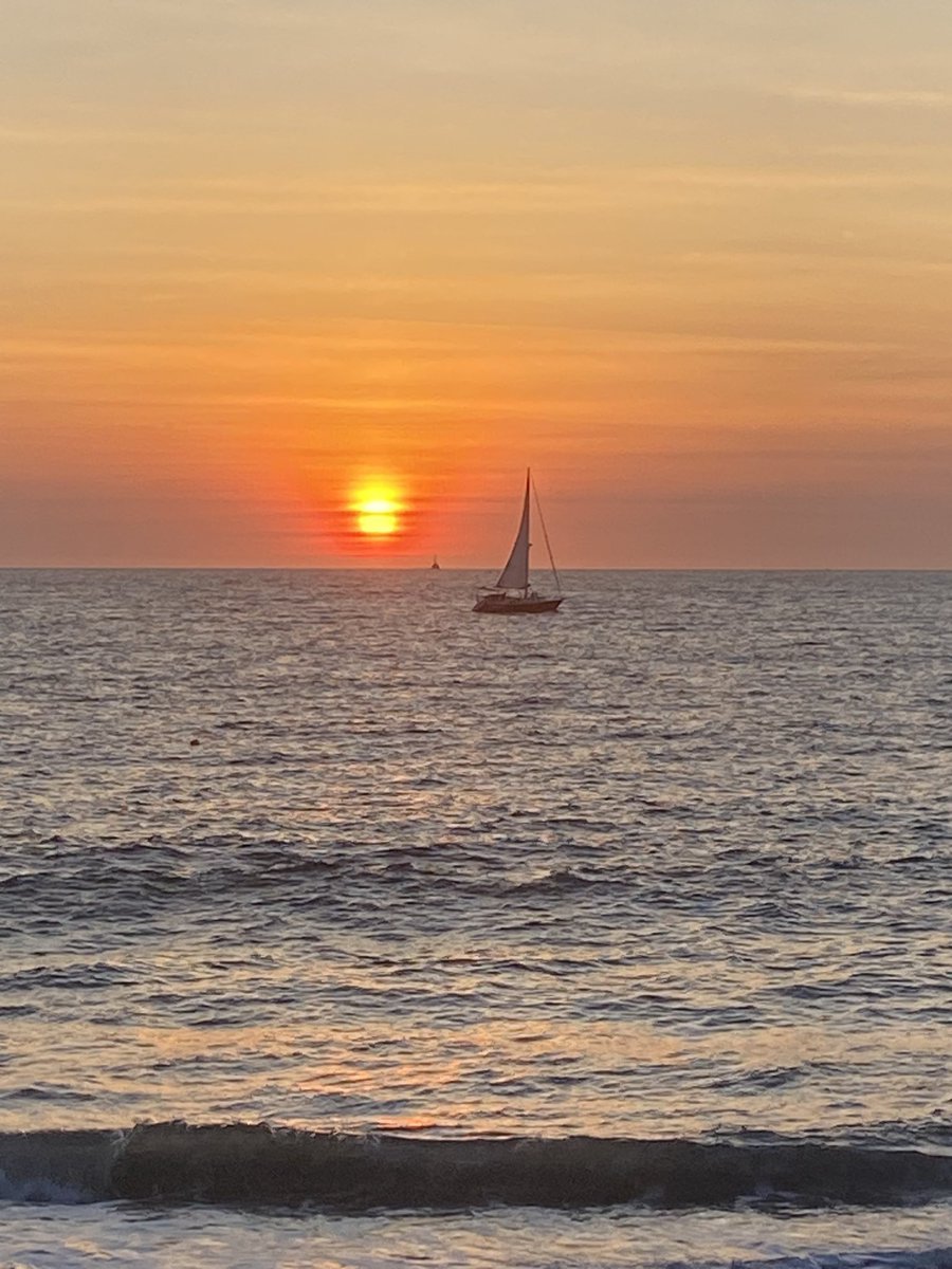 EdgarsanPV's tweet photo. Así la puesta del Sol en Puerto Vallarta https://t.co/8szEjj8O9A