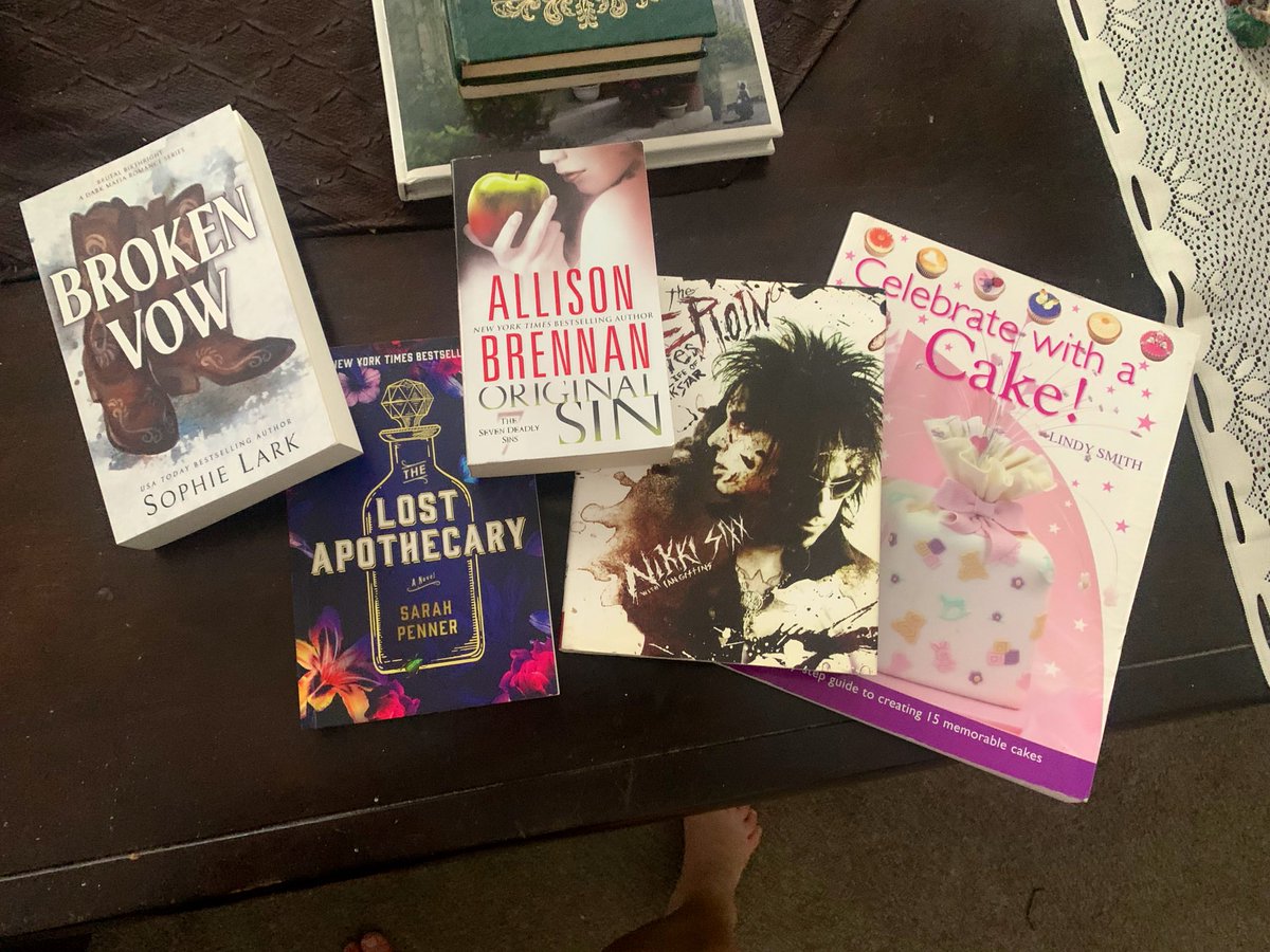Naddleslee's tweet photo. Been to the #SecondHandBookStore inspired of course by my hero #robinince of @themonkeycage &amp; found 5 fantastic #books. 🤞including @NikkiSixx #TheheroinDiaries, #TheLostApothecary, #OriginalSin &amp; more… (now just need to finish @SJMaas #KingdomOfAsh first). 
#Bibliophile https://t.co/SOYf3pfI1p