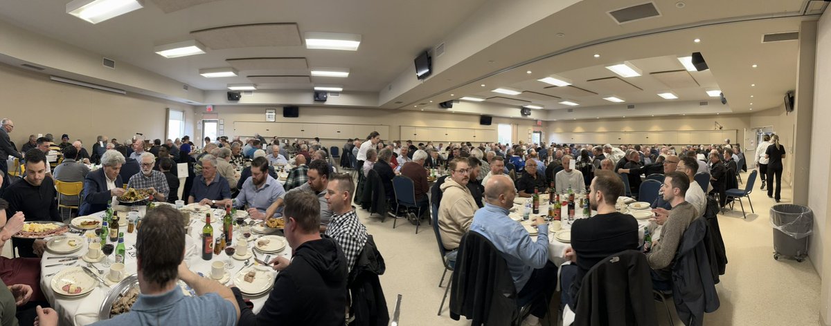 What a fantastic 20th anniversary Back to the Ward stag dinner at Guelph Legion 234. Three generations of Guelph talking and laughing. (Boy was it Loud!) So good to see the community breaking bread in support of @WellingtonCath Sacred Heart School. #CommunityEngagement