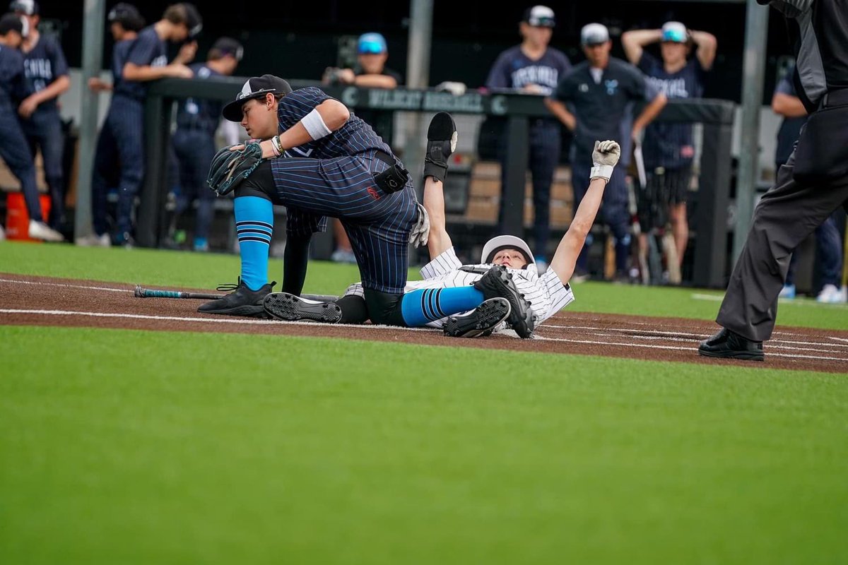 NicoleJund's tweet photo. #FlyTheW @GuyerSoftball with the Bi-District Championship and @Guyer_Baseball with the win to stay alive and in the hunt for a playoff berth! #NotFinished #Southside #GoldGloveSzn https://t.co/LWAhMJtyrz