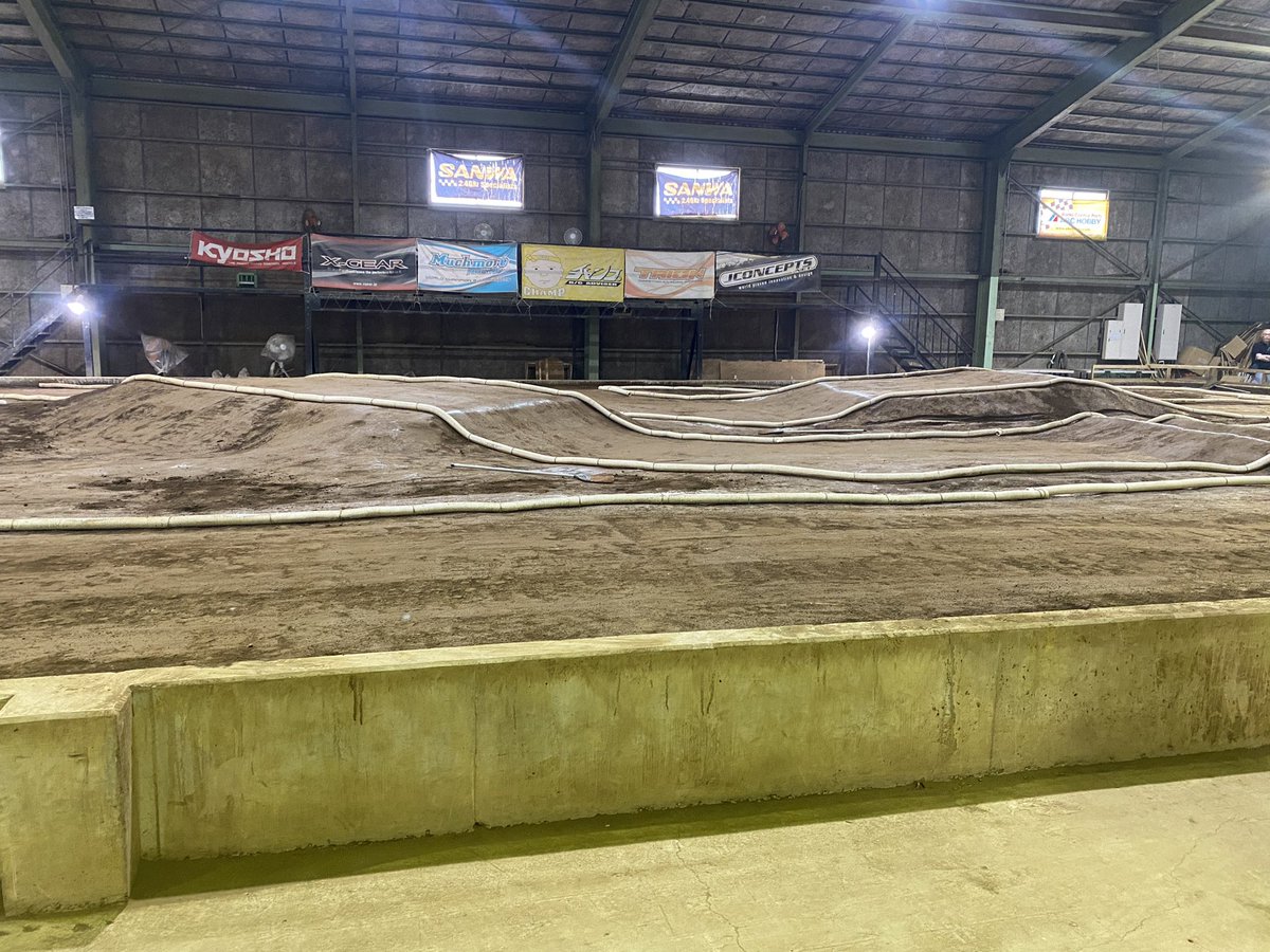 syoya1633's tweet image. チャンプスタジアムに到着しました(*^^*)
12時から練習走行が始まります☺️
楽しみたいと思います😊

XRAY
#RCmaniax
#CENTRARLRC
#RICKSIDEDESIGN
#SANWA
#Tfactory_RC