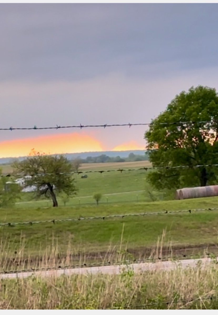 2nd Tornado, this was after the first one tossed the trailer. The storm immediately behind it dropped a large tornado minutes later. ​⁠@NWS #Tornado #Fortscott #Kansas #ReedTimmer