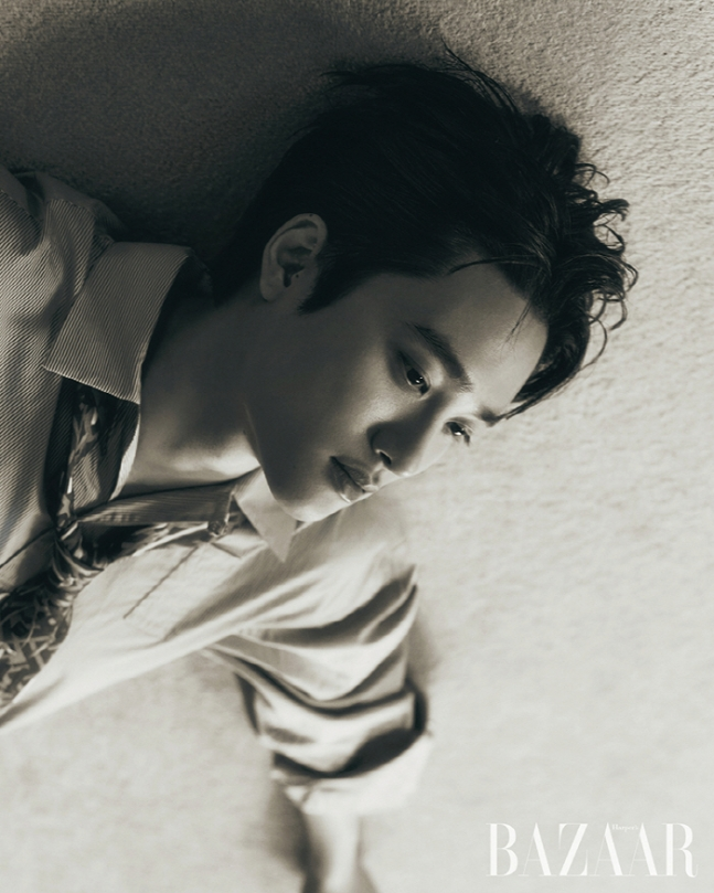 Doh Kyungsoo cerita sejak dia gabung GBRB dia ga pernah lagi nyisain makanan, mau daun perilla, selada, atau nasi sebutir pun ga dia sisain

Awalnya pas dia liat tetangganya bertani, keliatannya ga sulit. Tapi pas dia nyobain jadi petani, dia sadar bahwa Petani adalah pekerjaan