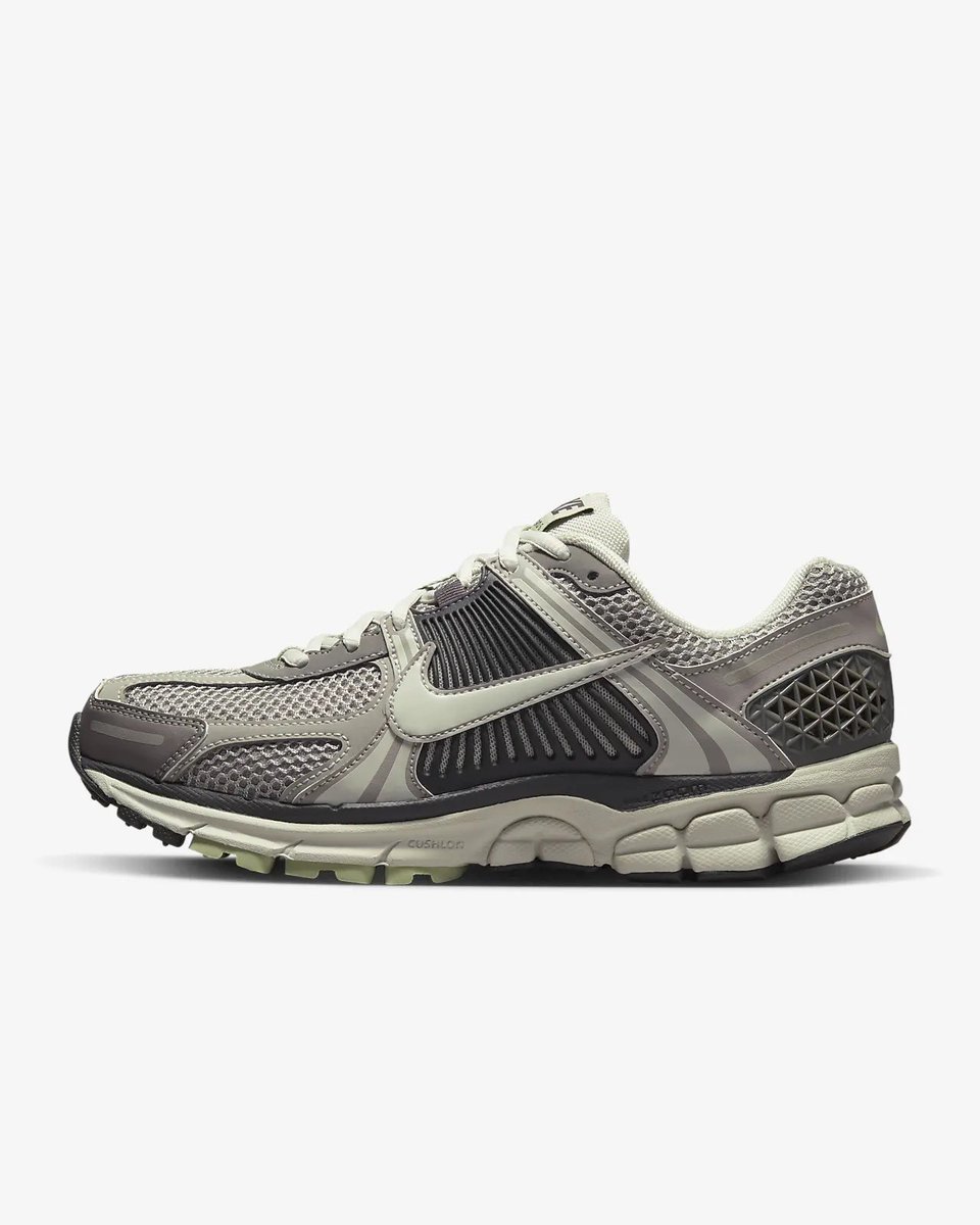 SNKR_TWITR tweet media