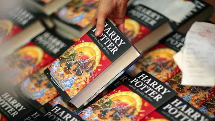 Fascinating to think that every day, new young minds across the globe are diving into the world of Harry Potter for the first time, while others are bidding farewell to the saga, turning the last page and experiencing the bittersweet conclusion for the very first time. ⚡️