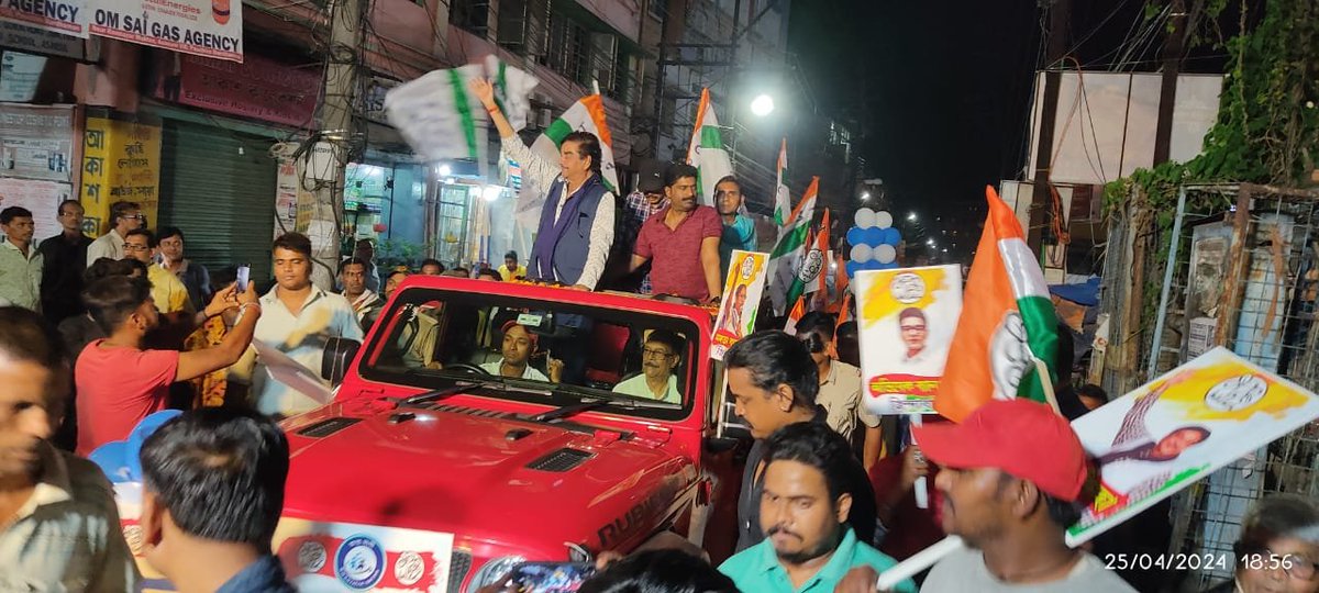 We went on yet another massive, 'Road Show' from Gorai Road, Asansol. Joining us here were Minister of Law & Labour@GhatakMolay Deputy Mayor #AbhijeetGhattak Boro Charmn #RajeshTiwari students union leader #AbhinavMukherjee several senior leaders & workers #TMC. The roads were…