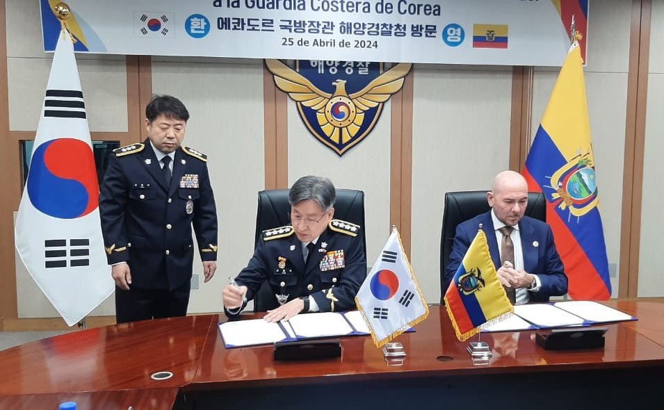 #Korea🇰🇷 | El comisionado general de la Guardia Costera de korea, Jim Jong-Uk y el Sr. Gian Carlo Loffredo de @DefensaEc, llevaron a cabo la firma de Memorando de Entendimiento, donde se transfiere el buque patrullero KCG3001 al #Ecuador. Ver más👇👇 facebook.com/share/p/bsgndn…